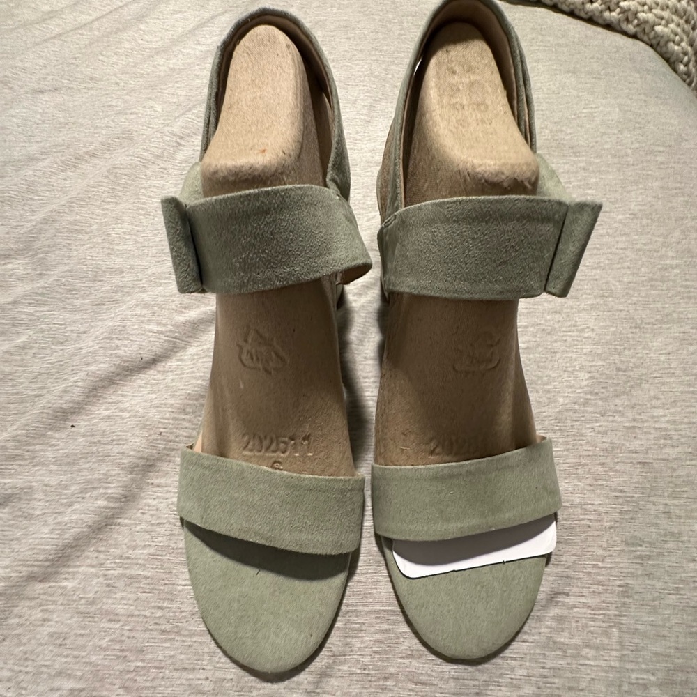 Bandolino Donna 2 heels size 7.5 new mint green - Picture 2 of 6